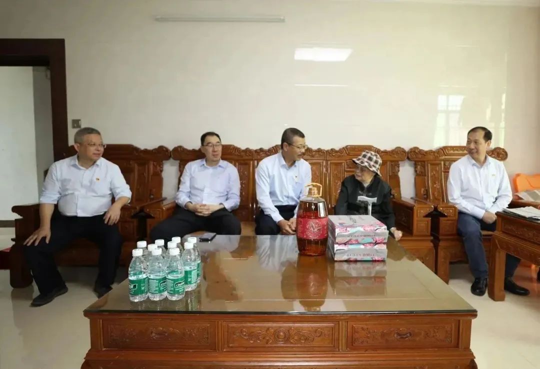 海南礦業(yè)開展新春慰問“送溫暖”活動(dòng)3.jpg