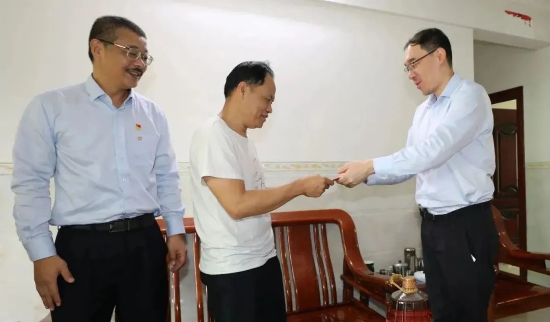 海南礦業(yè)開展新春慰問“送溫暖”活動(dòng)5.jpg