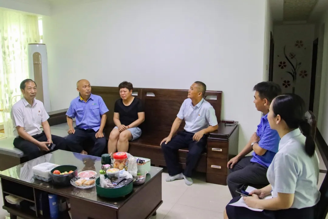 海南礦業(yè)黨委開展“七一”走訪慰問活動(dòng)2.jpg