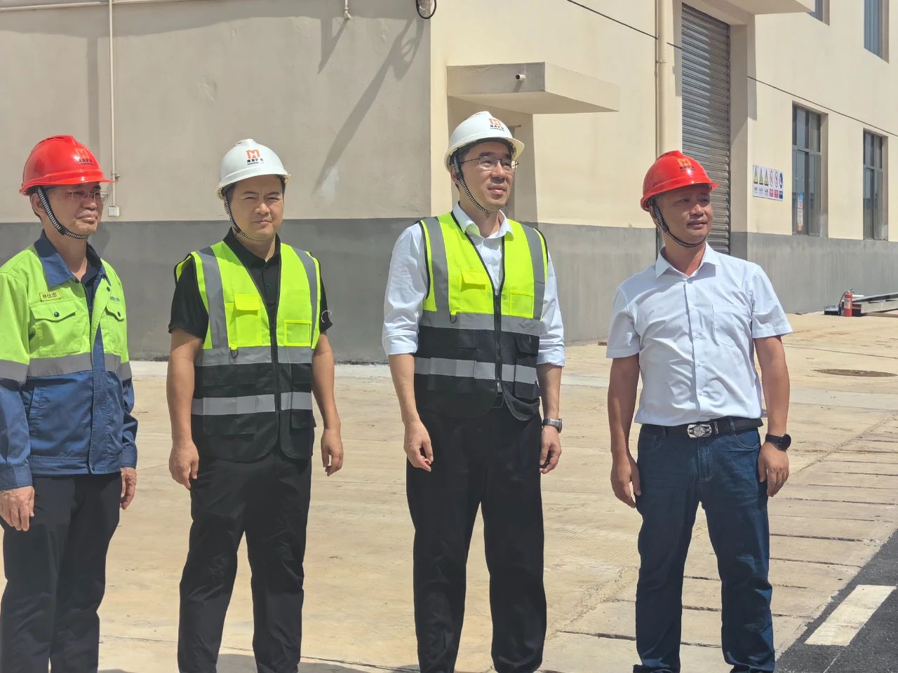 海南礦業(yè)總裁滕磊調研海南星之海新材料公司